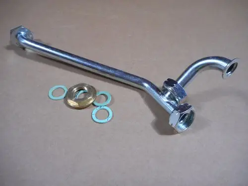 Das Bild zeigt ein Gas Vorlaufrohr von Remeha, gefertigt aus verchromtem Metall. Es ist mit zwei Anschlüssen und mehrere Unterlegscheiben zu sehen.